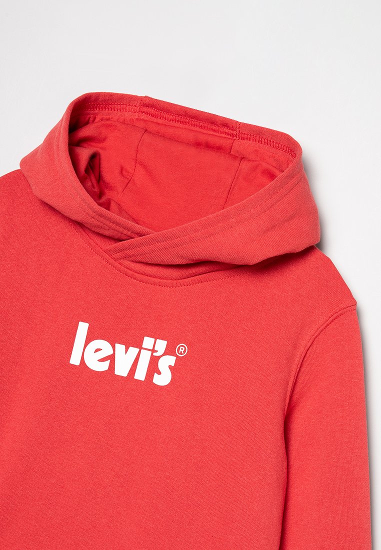 Sudadera de algodón roja con un gran logo blanco de "levi's", una textura suave y un diseño clásico de capucha con cordones.