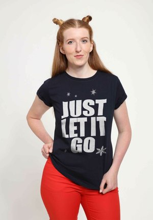 Námořnická bavlněná tričko s textem "JUST LET IT GO" v tučné šedé barvě, doplněné o sněhové vločky a hvězdné akcenty. Spárováno s červenými kalhotami.