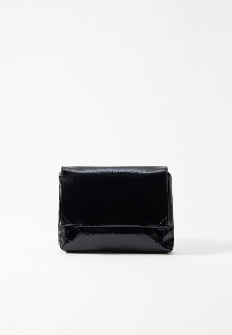 Svart lackläder clutchväska med rektangulär form, vikbar flik och slät yta. Minimalistisk design utan synlig hårdvara.