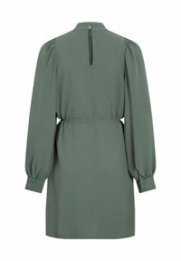 Groene jurk met lange pofmouwen, gestructureerde stof, een aangesloten taille met riem en een sleutelgatopening op de rug.
