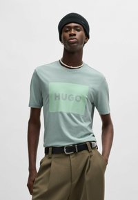 HUGO DULIVE - T-shirts print - open grey fourteen