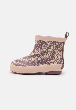Botte de pluie florale violet avec une surface texturée, bord en caoutchouc rose et semelle rainurée. Comprend une languette à l'arrière pour un enfilage facile.