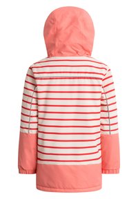 Vattentät rosa jacka med huva, vit och röd horisontell randning, elastiska ärmmuddar och enfärgade rosa detaljer vid huvan och nederkant.
