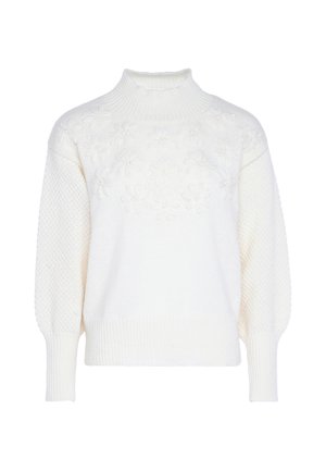Hvid strikket sweater med høj hals, puffede lange ærmer, tekstureret strik og blomsterapplikation på bryst og skuldre.