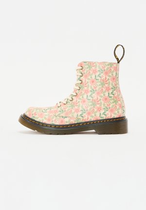 Krajkové kotníkové boty s květinovým vzorem v růžové a zelené barvě, černou silnou podrážkou, žlutým šitím a poutkem vzadu.