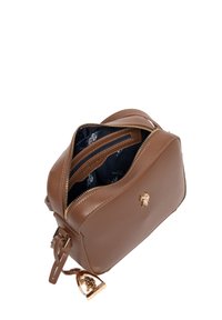 Bruine leren crossbodytas met ritssluiting, goudkleurige hardware en binnenvakken; voorzien van een getextureerd oppervlak en embleemdetails.