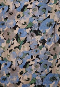 Tecido floral com flores azuis, cinzas e verdes sobre um fundo bege. Apresenta uma textura suave e uma mistura de padrões florais grandes e pequenos.