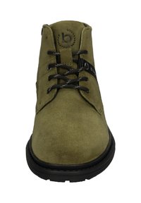 Olivgrüner Wildleder-Stiefelette mit runder Zehenpartie, schwarzer Gummisohle und dunklen Schnürsenkeln. Verfügt über das gestickte Markenlogo auf der Zunge und der Seite.