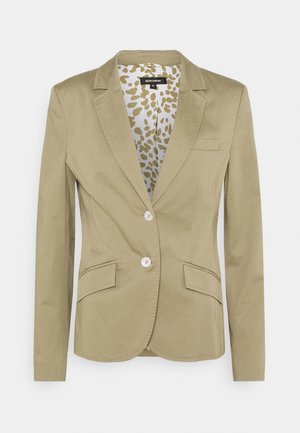 Beige op maat gemaakte damesblazer met twee witte knopen, revers met inkeping, klepzakken en een voering met luipaardprint.