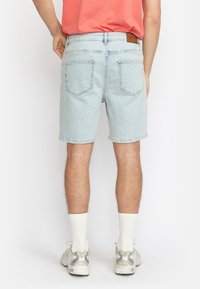 Lichtblauwe denim shorts met een rechte snit, voorzien van twee achterzakken, een label op de tailleband en een zoom net boven de knie.