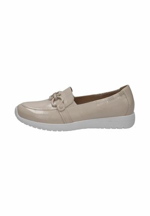 Chaussure beige synthétique sans lacets avec une finition texturée, un bouton décoratif et une semelle en caoutchouc blanche pour le confort et le soutien.