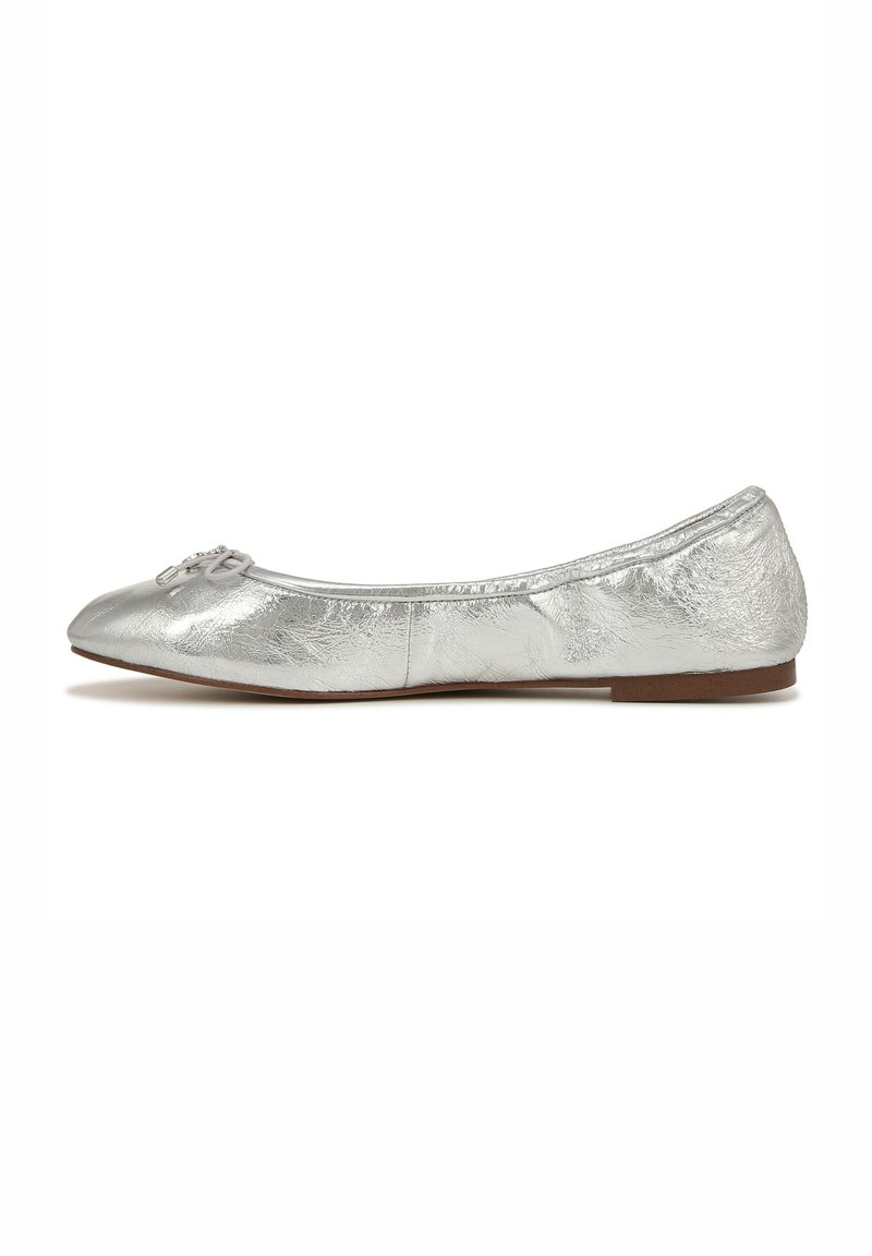 Ballerines argentées en simili cuir métallique, dotées d'une pointe arrondie, d'un petit talon et d'un détail de nœud décoratif à l'avant.