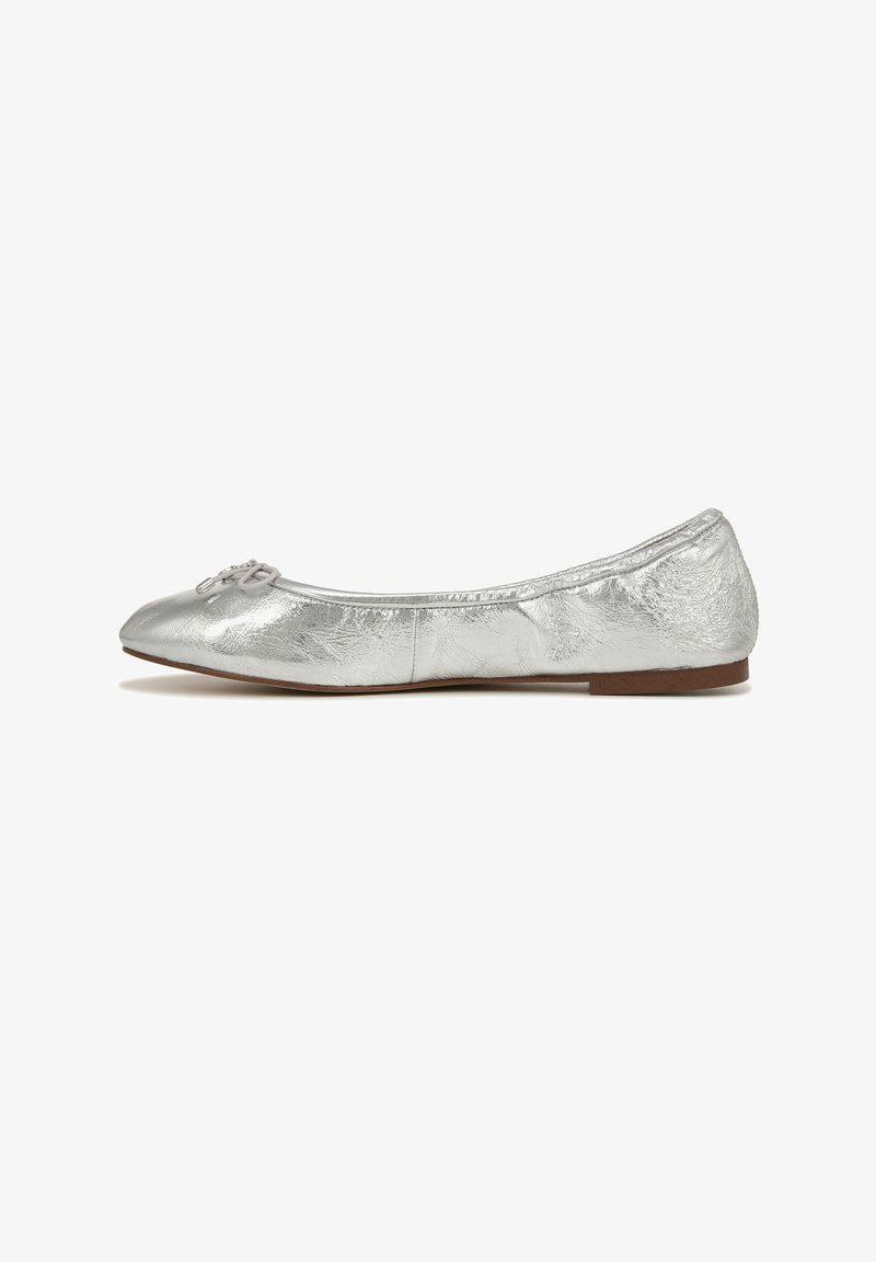 Ballerines argentées en simili cuir métallique, dotées d'une pointe arrondie, d'un petit talon et d'un détail de nœud décoratif à l'avant.