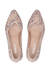 Béžové baleríny s špičatou špičkou a nízkým střihem, s texturovaným tkaným vzorem. Hladký interiér s logem na stélce. Lehká konstrukce.