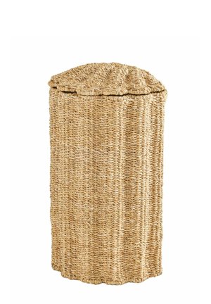 Panier à linge haut en fibres naturelles tissées avec un couvercle amovible, forme hexagonale et motif texturé.