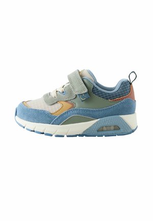 Dziecięcy sneaker z niebieskiego zamszu, z zielonymi i jasno-brązowymi akcentami, paskiem na rzep, białą podeszwą i pętelką na pięcie, pokazany z boku na białym tle.