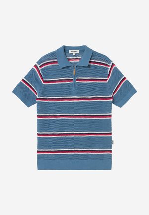 Μπλε πλεκτό πόλο με κοντά μανίκια, οριζόντιες ρίγες σε κόκκινο, άσπρο και ναυτικό μπλε, και φερμουάρ στον γιακά.