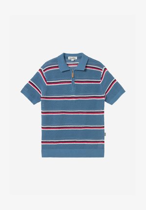 Μπλε πλεκτό πόλο με κοντά μανίκια, οριζόντιες ρίγες σε κόκκινο, άσπρο και ναυτικό μπλε, και φερμουάρ στον γιακά.