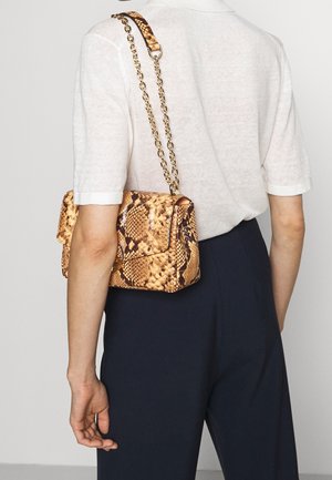 Torebka w wzór węża w odcieniach złota i brązu z łańcuszkowym paskiem. Kompaktowy design z klapą i teksturowaną powierzchnią.