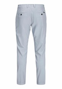 Svetlo sivi hlače z gladko teksturo, slim fit krojem in diskretnim karo vzorcem. Imajo dve zadnji žepu z gumbom in pasne zanke.