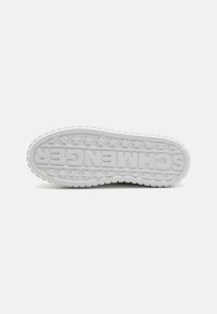 Semelle de chaussure en caoutchouc blanche avec logo "SCHMENGER" en relief et motif d'étoiles. Présente des bords arrondis et une semelle épaisse et texturée pour une meilleure adhérence.