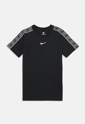 Schwarzes Nike T-Shirt mit weißem Swoosh-Logo, das in der Mitte der Brust platziert ist, und wiederholtem "NIKE"-Text entlang der Schulternaht.