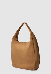 Borsa a spalla in suede marrone con una larga tracolla curva, texture liscia e design minimalista, dotata di chiusura con zip sulla parte superiore.