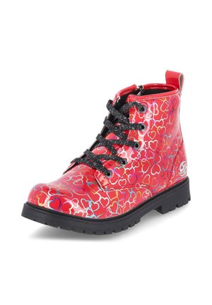 Roter glänzender Schnürstiefel mit schwarzen Sohlen und mehrfarbigen Herzmustern, die die Oberfläche bedecken, mit einer Zuglasche hinten.