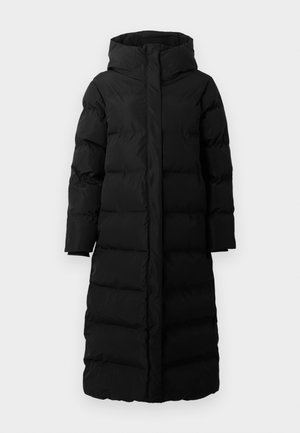 Casaco de inverno acolchoado preto com um design longo, gola alta e capuz. Apresenta um fecho frontal e mangas largas para maior aquecimento.
