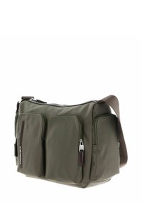 Borsa a spalla in nylon verde con tre tasche frontali a zip, dettagli marroni e una lunga tracolla regolabile. Tessuto liscio con forma rettangolare.