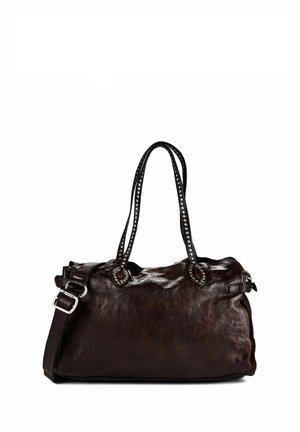 Dunkelbraune Lederhandtasche mit zwei dünnen Griffen, verziert mit kleinen Metallnieten, und einem verstellbaren Schulterriemen mit silberner Schnalle.