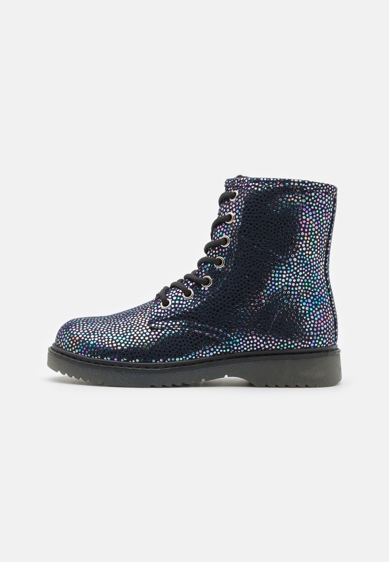 Bottine à lacets avec semelle noire, recouverte de petits points irisés multicolores sur une base noire.