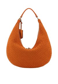 Orangene Hobo-Tasche aus gewebtem Stoff mit geschwungener Form und einem einzelnen Tragehenkel. Verfügt über einen Reißverschluss und ein kleines angebrachtes Etikett. Glatte Textur.