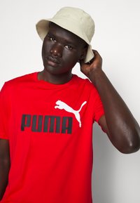 Puma ESS COL LOGO - Marškinėliai su spaudiniu - high risk red