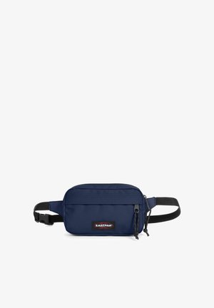 Marsupio Eastpak blu navy con tracolla nera regolabile e doppia cerniera sulla tasca frontale su sfondo bianco.