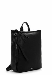 Schwarzer Leder-Rucksack mit strukturiertem Finish, oberen Griffen, verstellbaren Trägern und einem dekorativen Bandakzent. Besitzt ein Logodetail an der Seite.