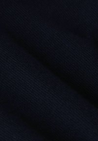 Tissu tricoté bleu marine foncé, présentant une texture lisse avec un fin côtes. Le matériau semble doux et flexible avec une subtile réflexion de la lumière.