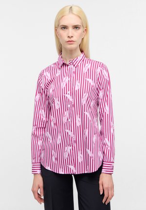 Überschlaghemd mit vertikalen rosa-weißen Streifen und einem Federdesign. Aus leichtem Stoff mit langen Ärmeln und Kragen gefertigt.