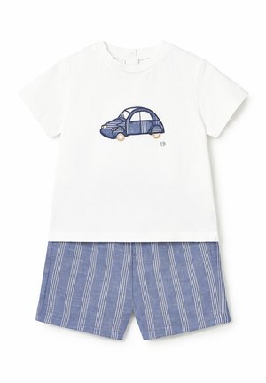 Biała koszula z krótkim rękawem z niebieską ilustracją samochodu w połączeniu z niebiesko-białymi pionowo prążkowanymi szortami dla dziecka.