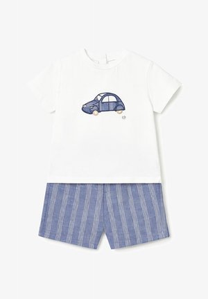 Camicia bianca a maniche corte con illustrazione di un'auto blu abbinata a pantaloncini a righe verticali blu e bianche per bambino.