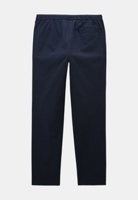 Pantalons rayés navy avec une taille élastique, comportant une poche arrière et une texture lisse, coupe droite et design minimaliste.