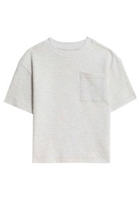 Camiseta de manga corta, de color gris claro, hecha de una tela suave, con un bolsillo en el pecho y un cuello redondo con sutiles rayas horizontales.
