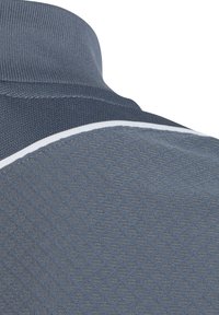 Dunkelblauer Poloshirtkragen aus strukturiertem Stoff. Verfügt über ein diagonales Muster und einen weißen Akzent entlang der Schulternaht.