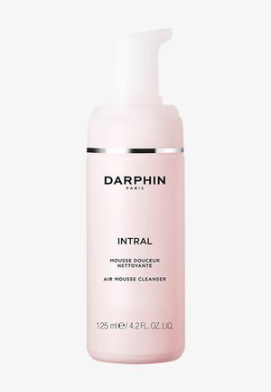 DARPHIN Intral Air Mousse Cleanser in einer hellrosa, zylindrischen Flasche mit einem weißen Pumpspender und silbernen Akzenten, mit schwarzer Schrift beschriftet.