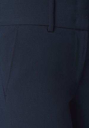 Granatowe, dopasowane spodnie wykonane z gładkiego materiału, z płaskim przodem, bocznymi kieszeniami oraz sylwetką slim-fit o delikatnej fakturze.