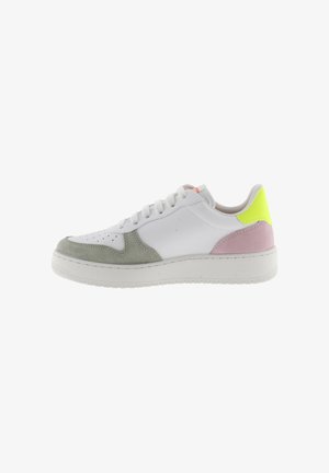 Lage witte sneaker met een grijze suède neus, een paarse suède hak, een neon gele haklip en witte veters op een witte zool.