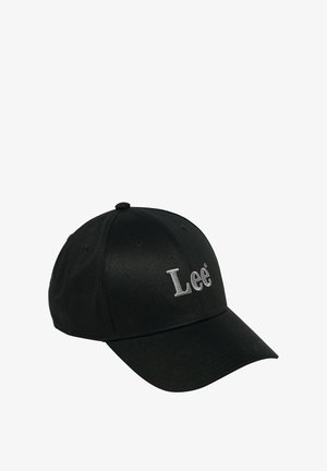 Zwarte baseballpet van stof met een gebogen rand. Voorzien van een zilver geborduurd "Lee"-logo aan de voorkant. Eenvoudig ontwerp zonder aanvullende accenten.