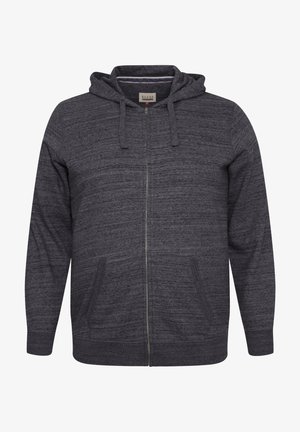 Szara bluza z kapturem na zamek, wykonana z teksturowanej tkaniny, z dwoma przednimi kieszeniami, kapturem ze sznurkiem i zamknięciem na zamek. Brak widocznych wzorów lub akcentów.