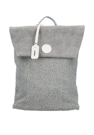 Sac à dos gris avec une texture douce et moelleuse en bas et un dessus lisse semblable à du cuir, doté d'une fermeture à rabat et d'accents en métal blanc.