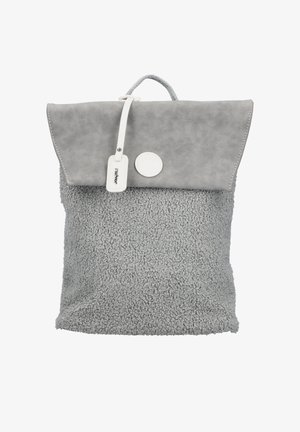 Mochila gris con una textura suave y esponjosa en la parte inferior y una parte superior lisa similar a cuero, que cuenta con un cierre de solapa y acentos de hardware blanco.